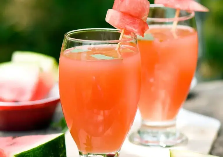 Orzeźwiające drinki arbuzowy z wódką na każdą letnią imprezę