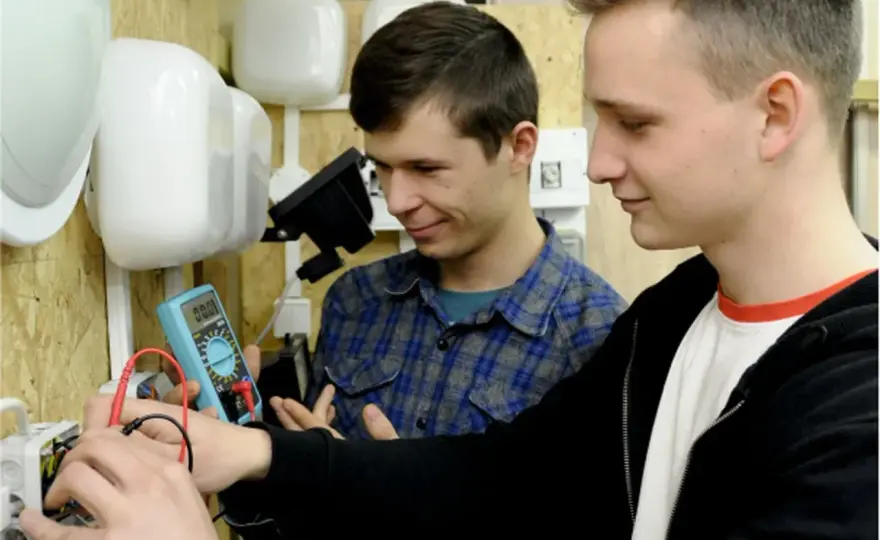 Co robi technik elektryk? Obowiązki, zarobki i ścieżki kariery
