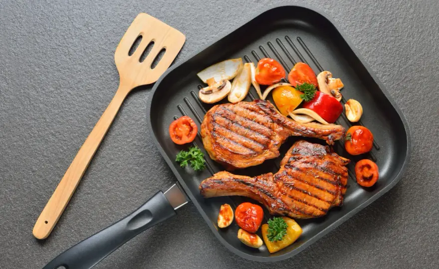 Jak smażyć na patelni grillowej: sekrety idealnych potraw z grillowym smakiem