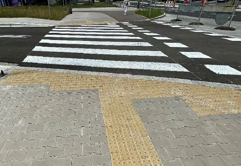 Płytki z wypustkami dla niewidomych: Klucz do bezpieczeństwa w przestrzeni publicznej