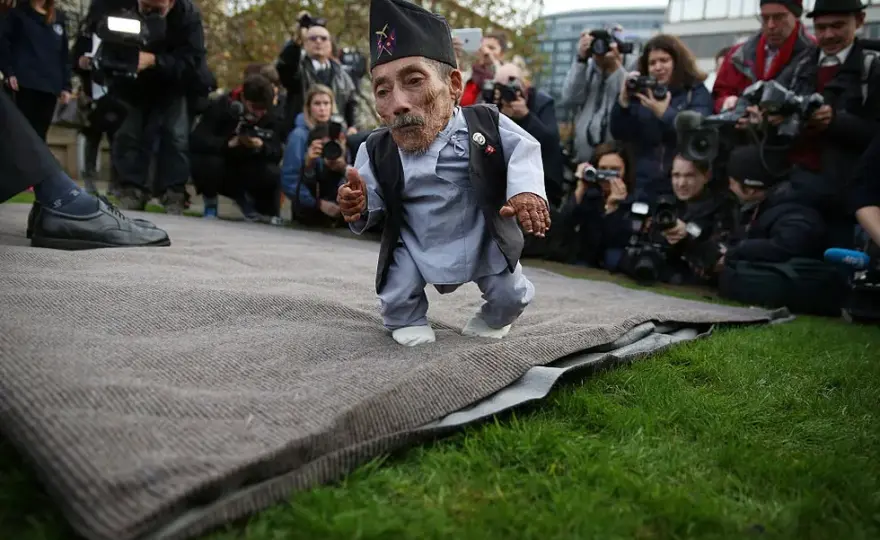 Ile ma lat najmniejszy człowiek świata? Zaskakujące fakty o Afshinie.