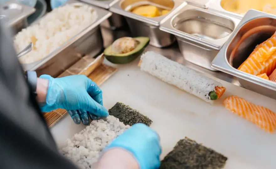 Co dać do sushi? Odkryj najlepsze składniki i dodatki, które zachwycą