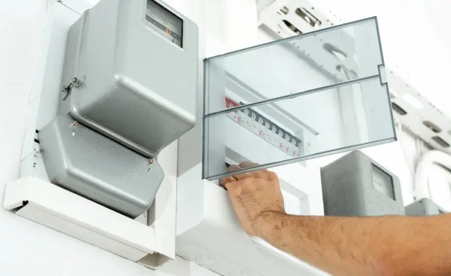 Jak podłączyć bezpiecznik różnicowy i uniknąć niebezpieczeństw elektrycznych