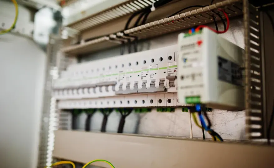 Lokalizacja skrzynki elektrycznej przepisy - Kluczowe informacje dla elektryków
