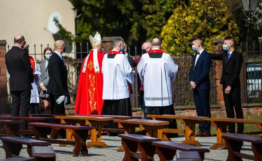 Ile dać na bierzmowanie? Odpowiednie kwoty i zwyczaje, które zaskoczą