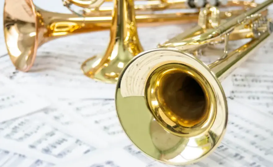 Kiedy powstały najstarsze instrumenty dęte? Fascynująca historia ich pochodzenia