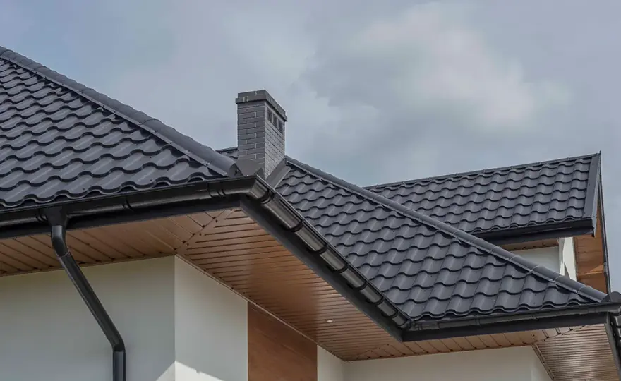 Jak dobrać podbitkę do czarnej dachówki - najlepsze rozwiązania i inspiracje