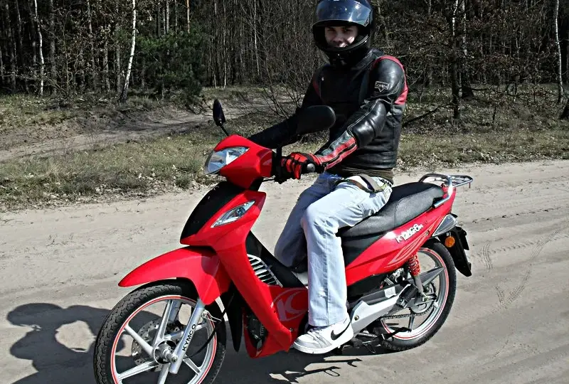 Co lepsze skuter czy motorower: porównanie i różnice kluczowych cech
