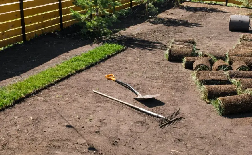 Jak wyrównać teren w ogrodzie - skuteczne metody i porady