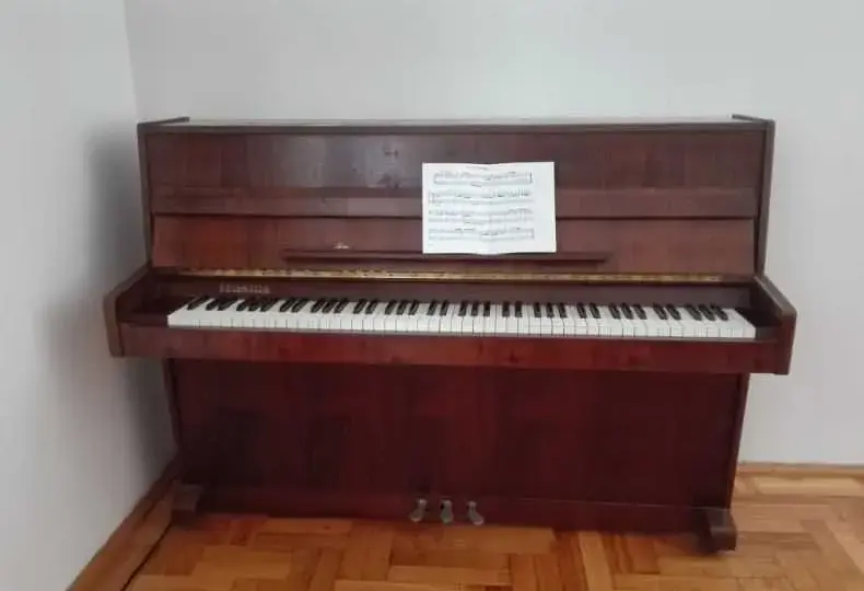 Ile waży pianino Legnica M-100? Odkryj, co musisz wiedzieć o transporcie