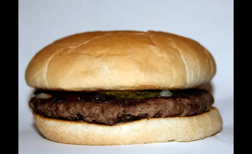 Jak zrobić hamburgera jak z McDonald's - prosty przepis w domu
