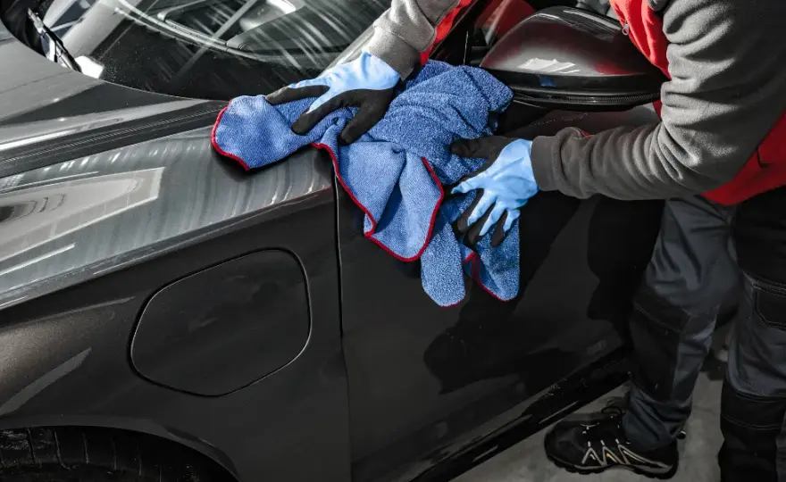 Jak myć auto oklejone folią, aby nie uszkodzić okleiny?
