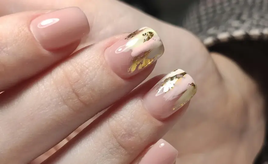 Jak użyć folii do paznokci, aby uzyskać efektowny manicure bez błędów
