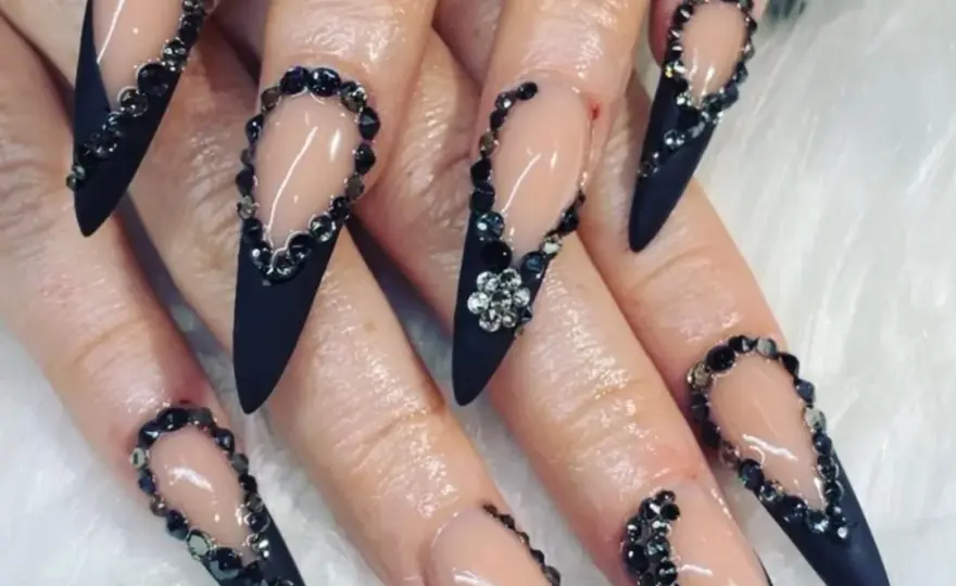Najmodniejsze trendy manicure 2023: kolory, wzory i techniki, które musisz znać