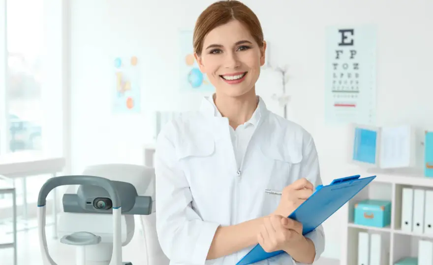 Okulista czy optometrysta – poznaj kluczowe różnice i wybór specjalisty