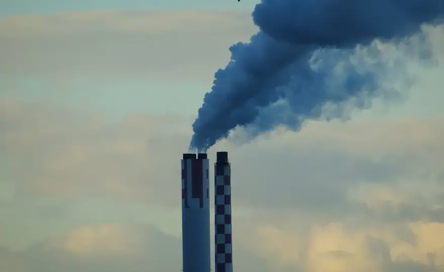 Co to jest emisja CO2 i jak wpływa na środowisko? Definicja, źródła i skutki