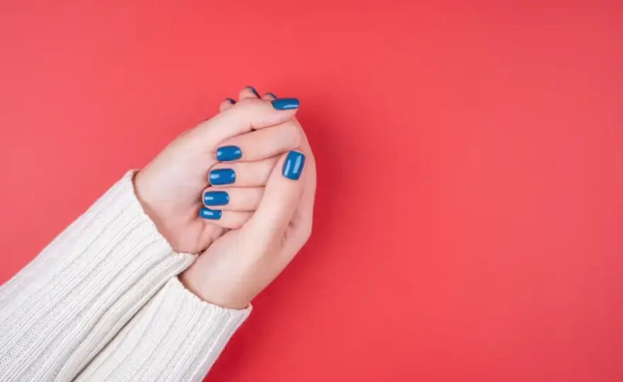 Manicure tytanowy co to? Odkryj jego zalety i wady dla paznokci