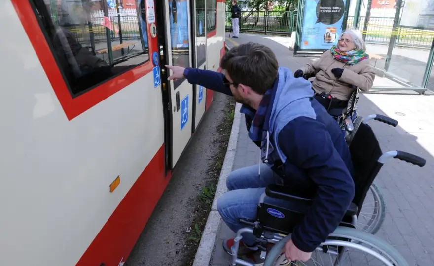 Czy wózek inwalidzki jest pojazdem? Sprawdź swoje prawa na drodze