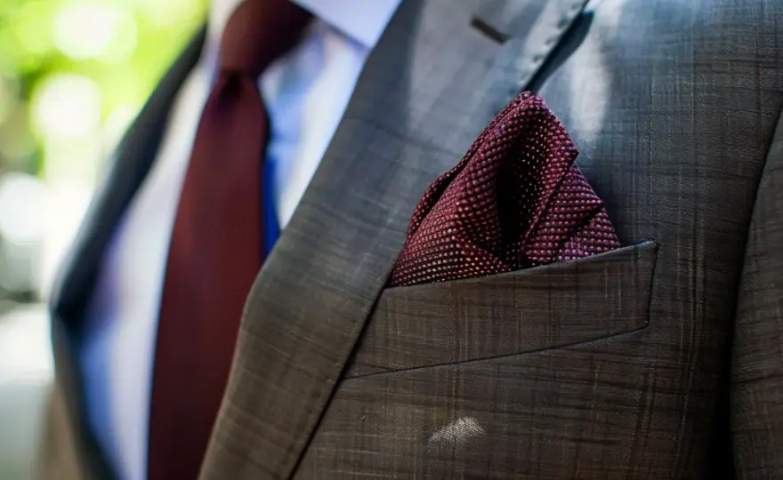 Jak dobrać poszewkę do garnituru? Sekrety eleganckiego mężczyzny