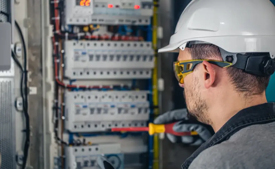 Bezpieczeństwo energetyczne firmy – jak zabezpieczyć się przed przerwami w dostawach prądu?