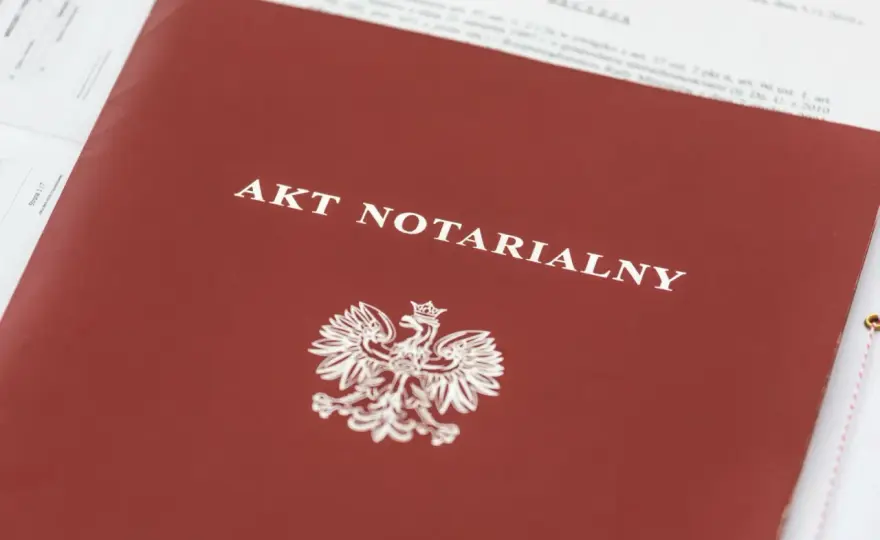 Ile kosztuje dopisanie małżonka do aktu notarialnego? Zaskakujące stawki!