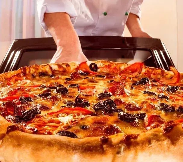 Ile piec pizzę w 250 stopniach, aby uzyskać idealną chrupkość?