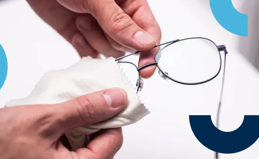 Czym wyczyścić okulary, aby uniknąć zarysowań i uszkodzeń?