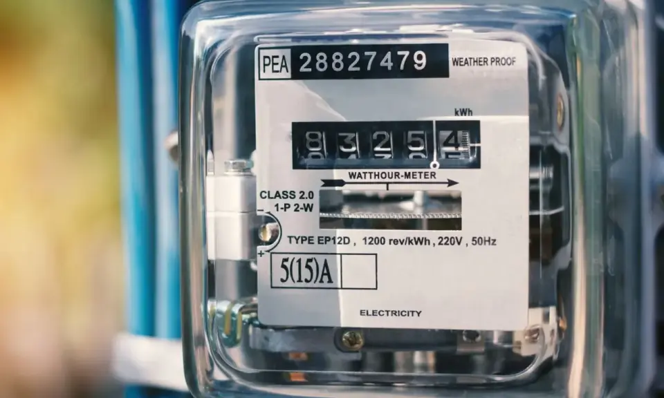 Licznik energii elektrycznej z widocznym odczytem 83254. Czyżby to zapowiedź dziwnie wysokiego rachunku za prąd?