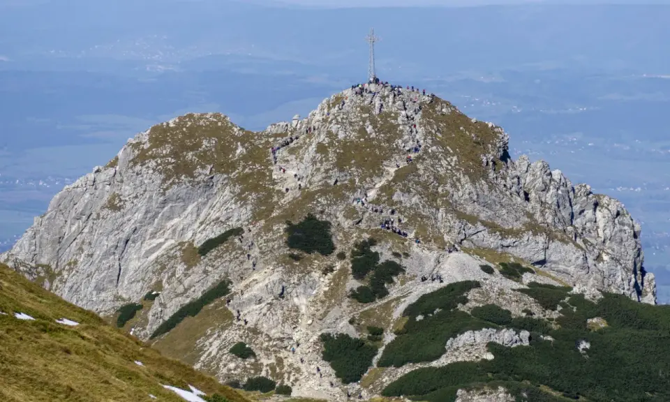 Tłum turystów na szlaku na Giewont. Czy to najłatwiejszy szlak na Giewont? Ile czasu zajmuje wejście?