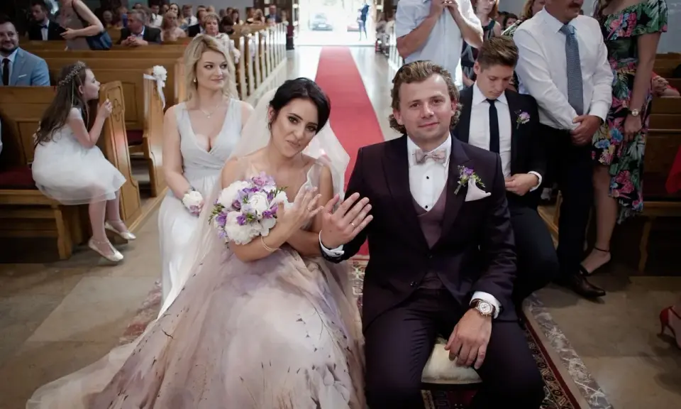 Para młoda podczas ceremonii zaślubin. Panna młoda w pięknej sukni, pan młody w garniturze.