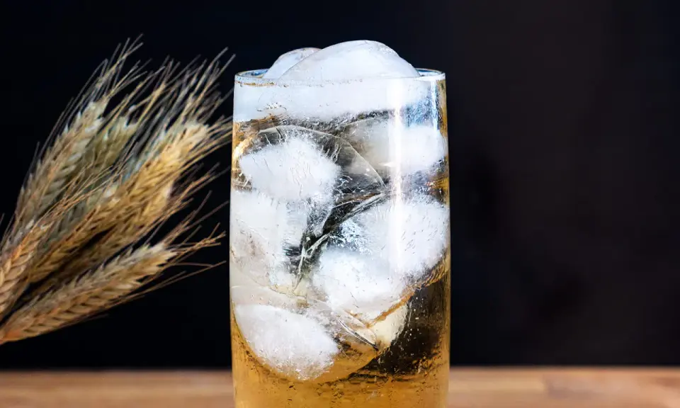 Ein erfrischender Whisky Soda mit viel Eis, daneben ein paar Ähren.