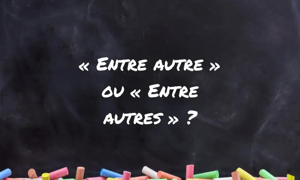 Sur un tableau noir, des craies colorées au premier plan. Le texte demande : « Entre autre » ou « Entre autres » ?