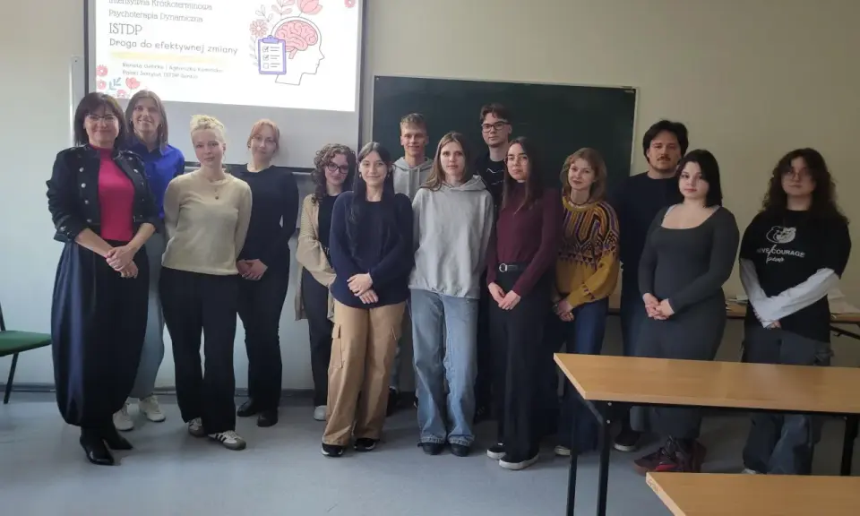 Grupa osób na szkoleniu ISTDP. Intensywna Krótkoterminowa Psychoterapia Dynamiczna to droga do efektywnej zmiany, dla każdego, kto chce pracować nad sobą.