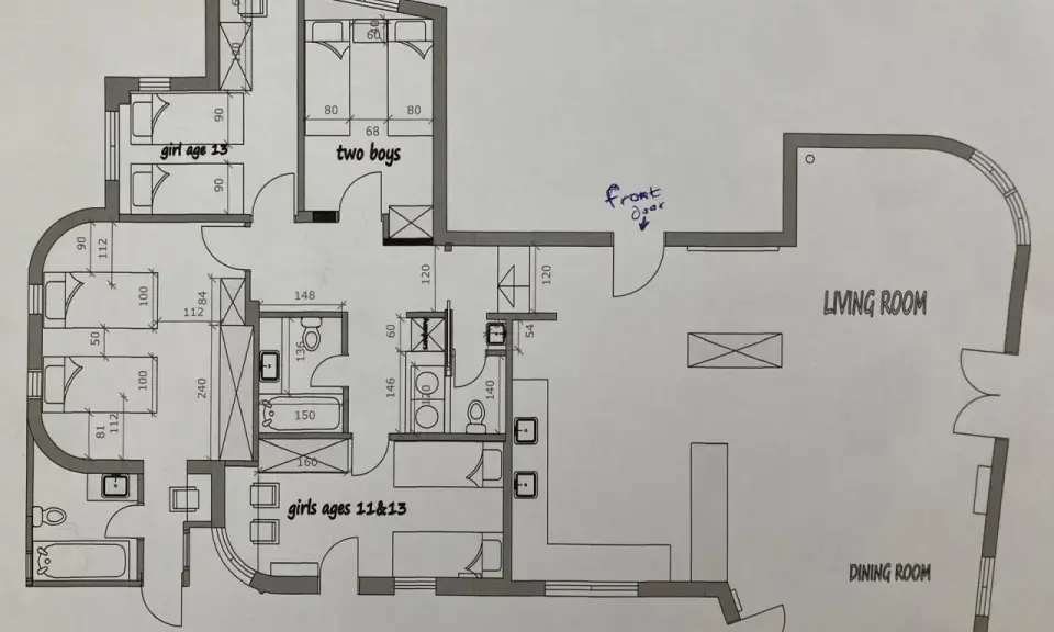 Szerokość korytarza w domu jest kluczowa dla komfortu. Na planie widać różne wymiary, np. 120 cm przy wejściu do salonu.