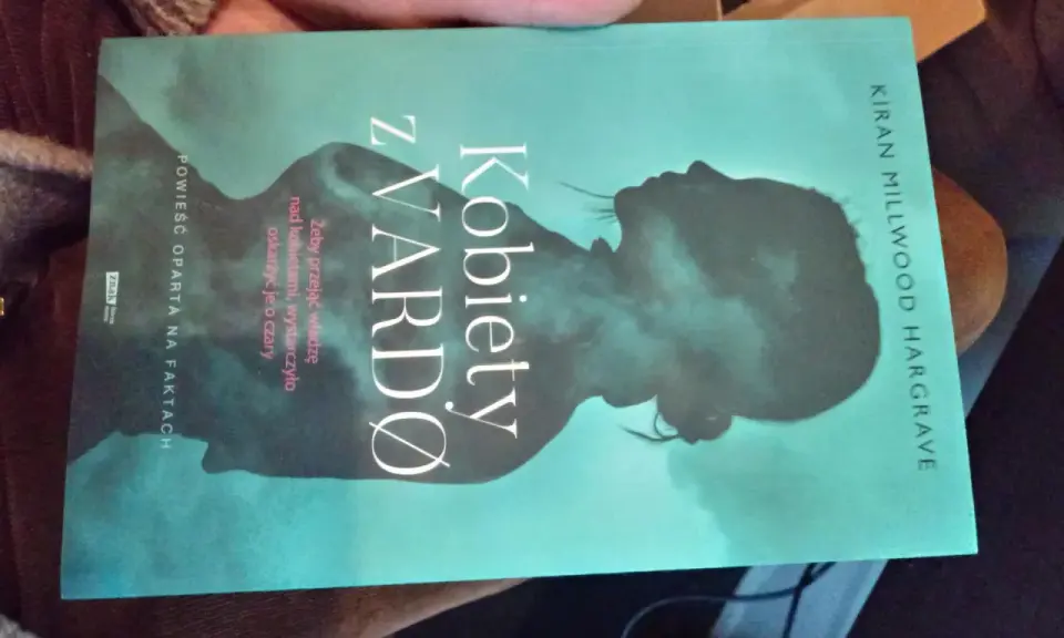 Okładka książki "Kobiety z Vardo" z sylwetką kobiety. Opowiada o oskarżeniach o czary.