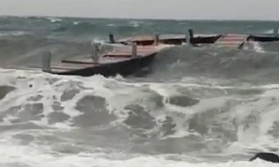 Un ponton endommagé par la tempête en Sardaigne, balloté par les vagues déchaînées.