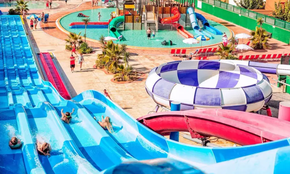 ¡Diversión acuática en Ibiza con niños! Toboganes azules y una piscina de olas para disfrutar del verano.