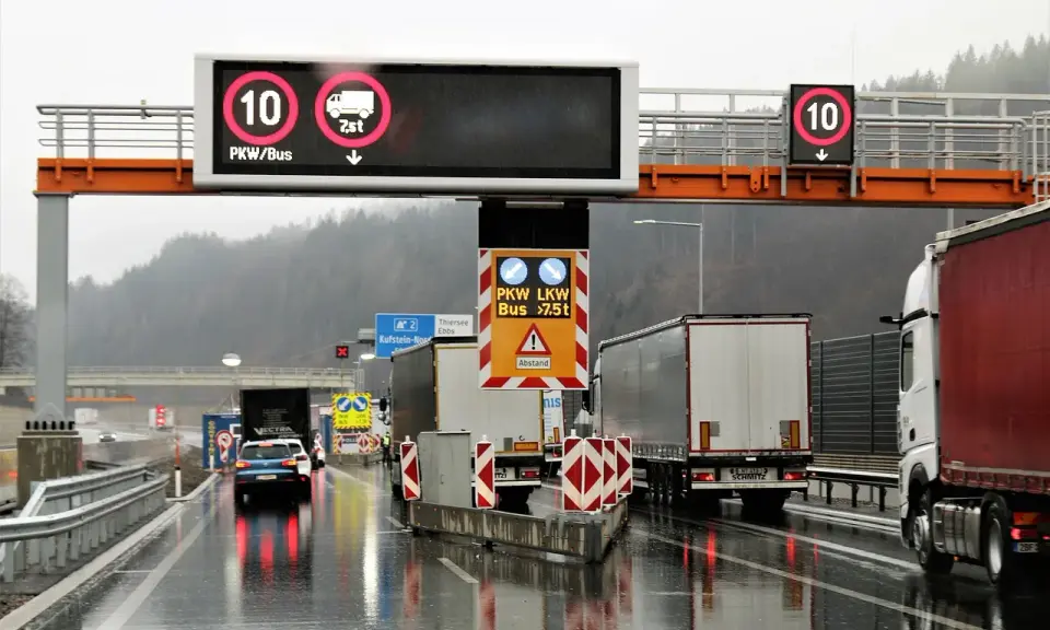 Kamera monitoruje ruch na autostradzie przy granicy. Znaki informują o ograniczeniu prędkości i masie pojazdów.