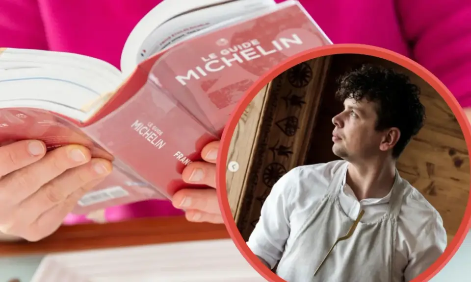 Szef kuchni w fartuchu, przeglądający przewodnik po restauracjach gwiazdki michelin.