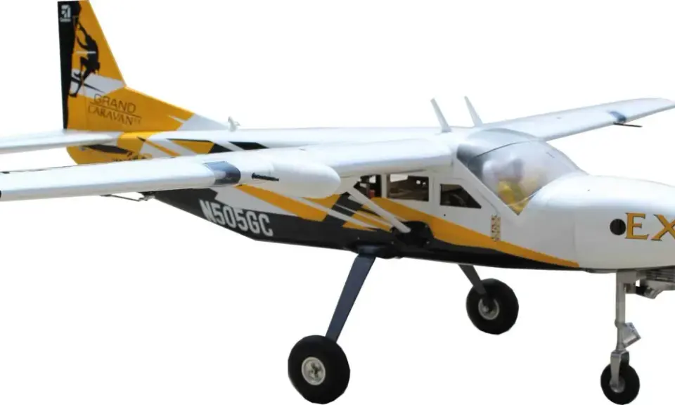 Modellflugzeug Cessna 208 Caravan mit gelb-schwarzem Design und der Aufschrift "EX".