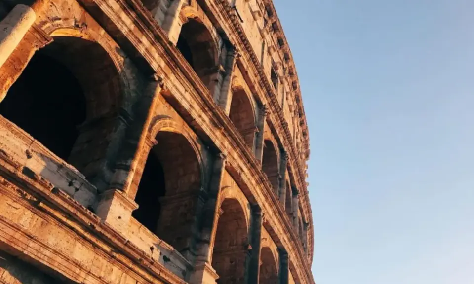 Il Colosseo illuminato dal sole, un'icona imperdibile per chi visita Roma in 2 giorni.