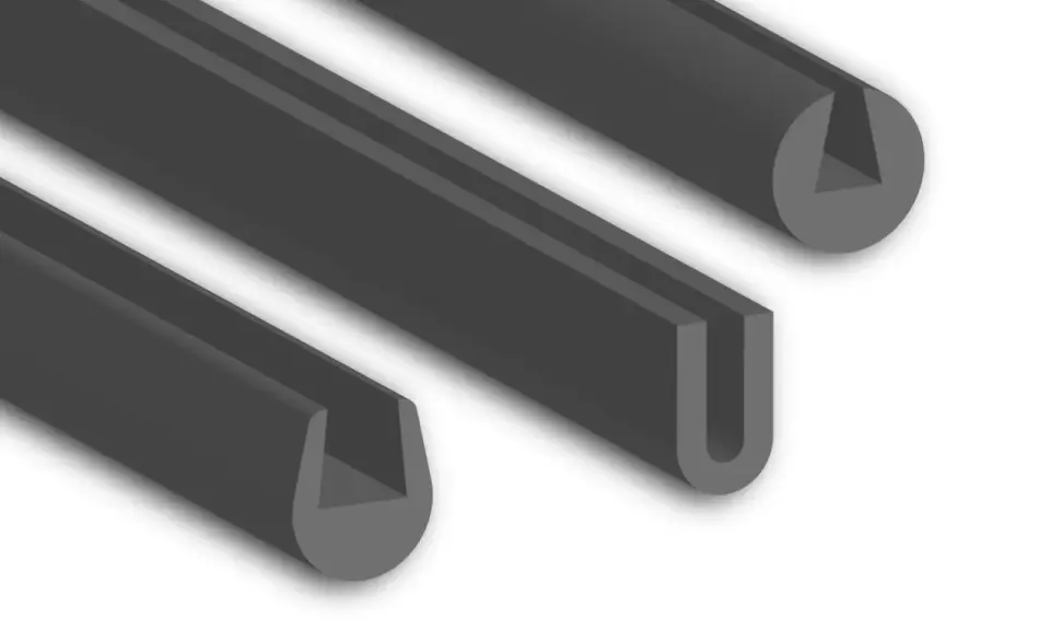 Trois profilés gris en forme de U, un joint en u souple, montrés en perspective sur fond blanc.