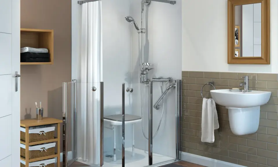 Salle de bain adaptée : douche sécurisée avec siège, barres d'appui et porte facile d'accès. Une aide précieuse pour les seniors.