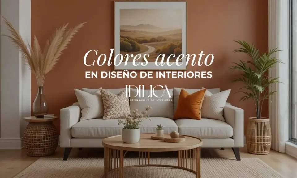 Sofá beige con cojines decorativos, uno de ellos naranja como **color acento**, en una sala de estar cálida.
