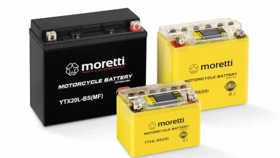Trzy akumulatory motocyklowe Moretti: czarny YTX20L-BS(MF) i dwa żółte YTX4L-BS(DS) oraz większy. Dowiedz się, jak ładować akumulator 12V 6Ah.
