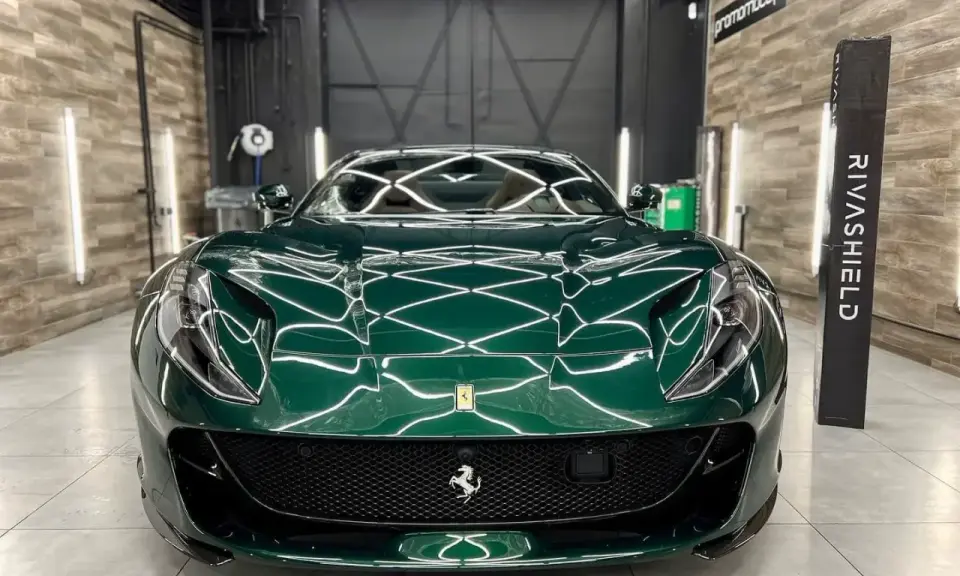 Lśniące, zielone Ferrari z powłoką ceramiczną na auto, prezentujące się w profesjonalnym studiu detailingowym.