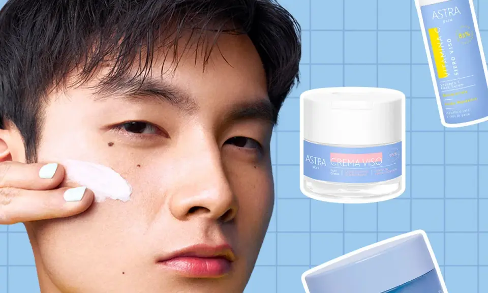 Uomo applica crema viso. Accanto, siero Vitamina C e creme Astra. Scegliere di usare siero senza crema per una routine leggera.