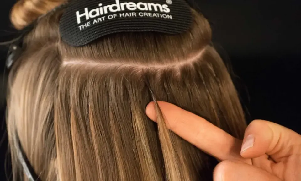 Nahaufnahme einer Haarverlängerung von Hairdreams. Informiere dich über die Hairdreams Extensions Preise für volles Haar.