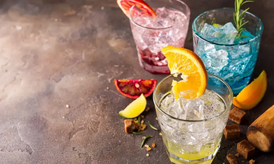 Drinki w butelkach: Gotowe czy DIY? Przepisy i porady na udaną imprezę