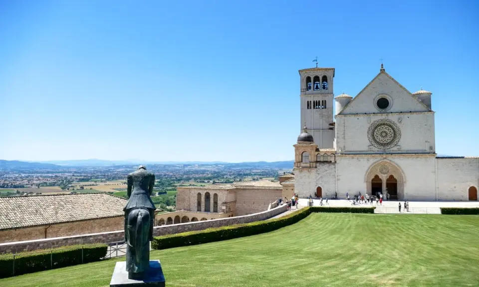 Statua equestre e Basilica di San Francesco, un must per chi cerca cosa fare ad Assisi.